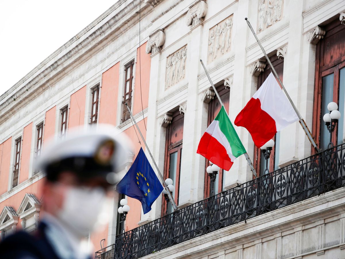 Foto: Las banderas de la UE e Italia ondean a media hasta en Bari, Italia, por las víctimas del Covid-19. (Reuters)