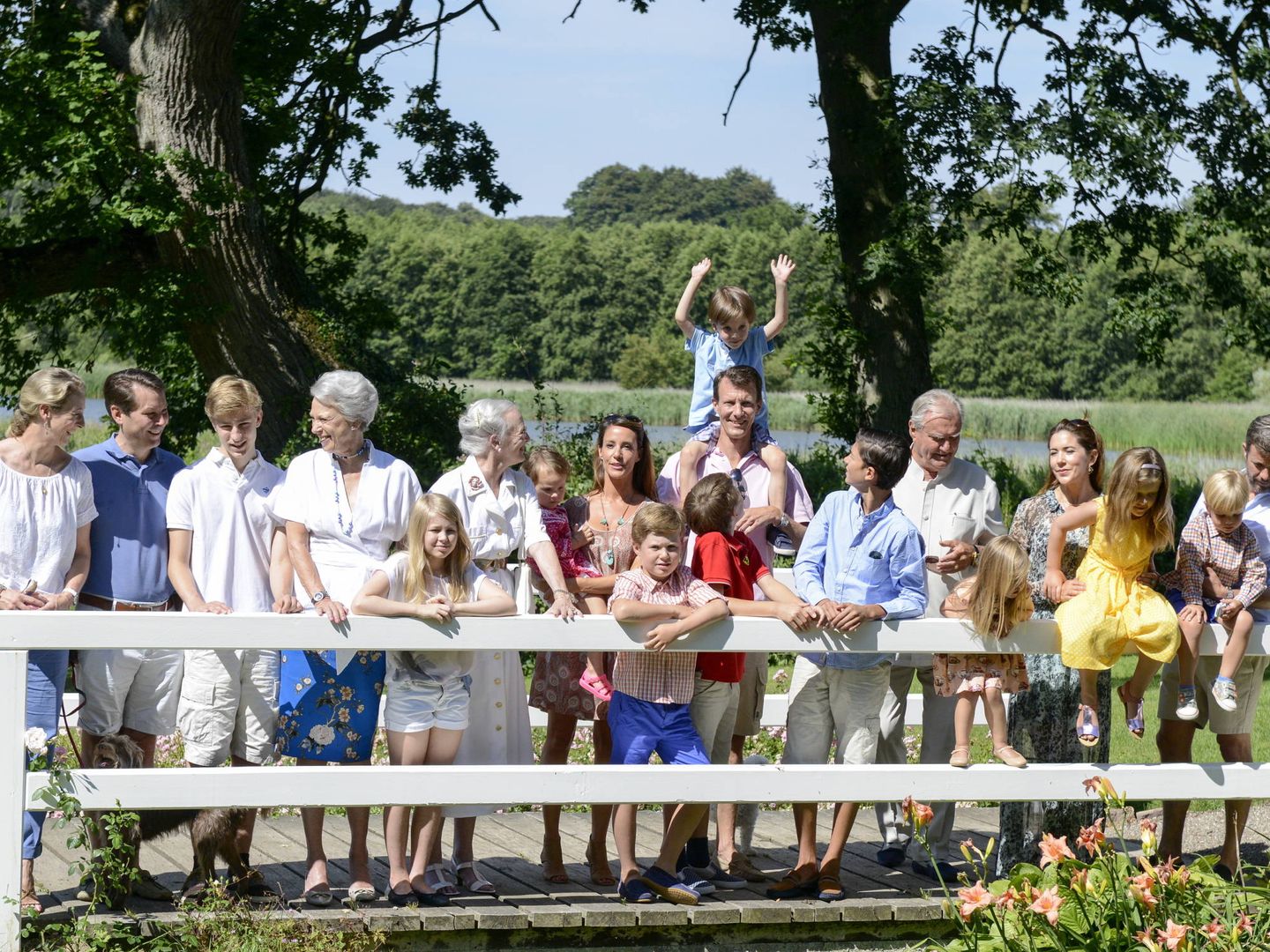 La familia real de Dinamarca, en el posado veraniego de 2014. (Getty)