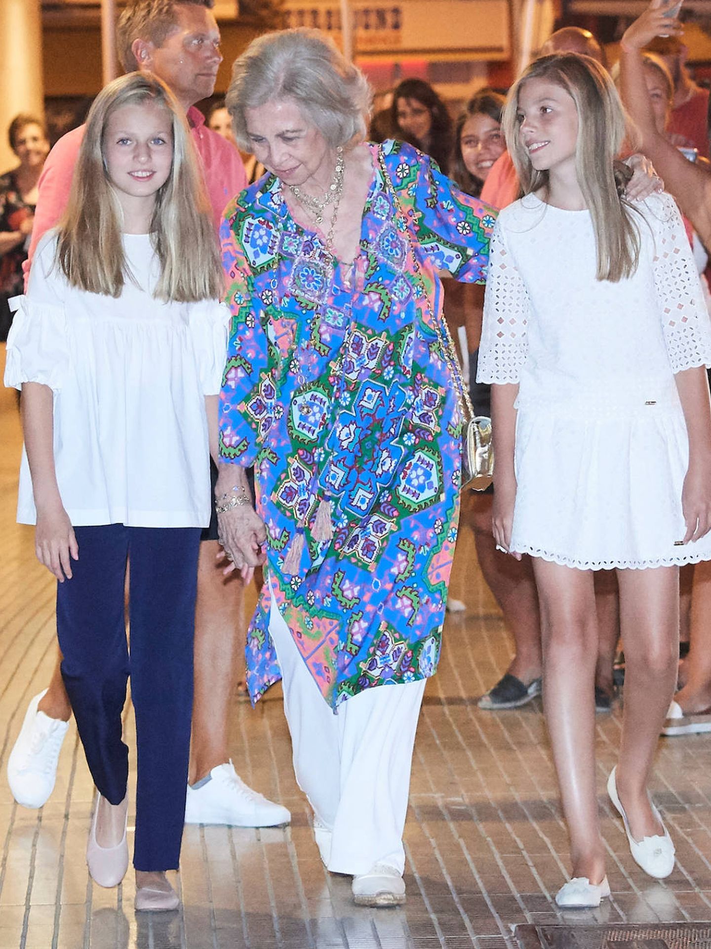 La reina Sofía y sus nietas a la salida del Auditorio de Palma de Mallorca. (Limited Pictures)