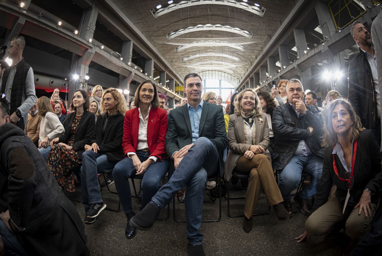 Sánchez, junto a miembros destacados del PSOE, en el acto de Madrid. (EFE/Fernando Villar)