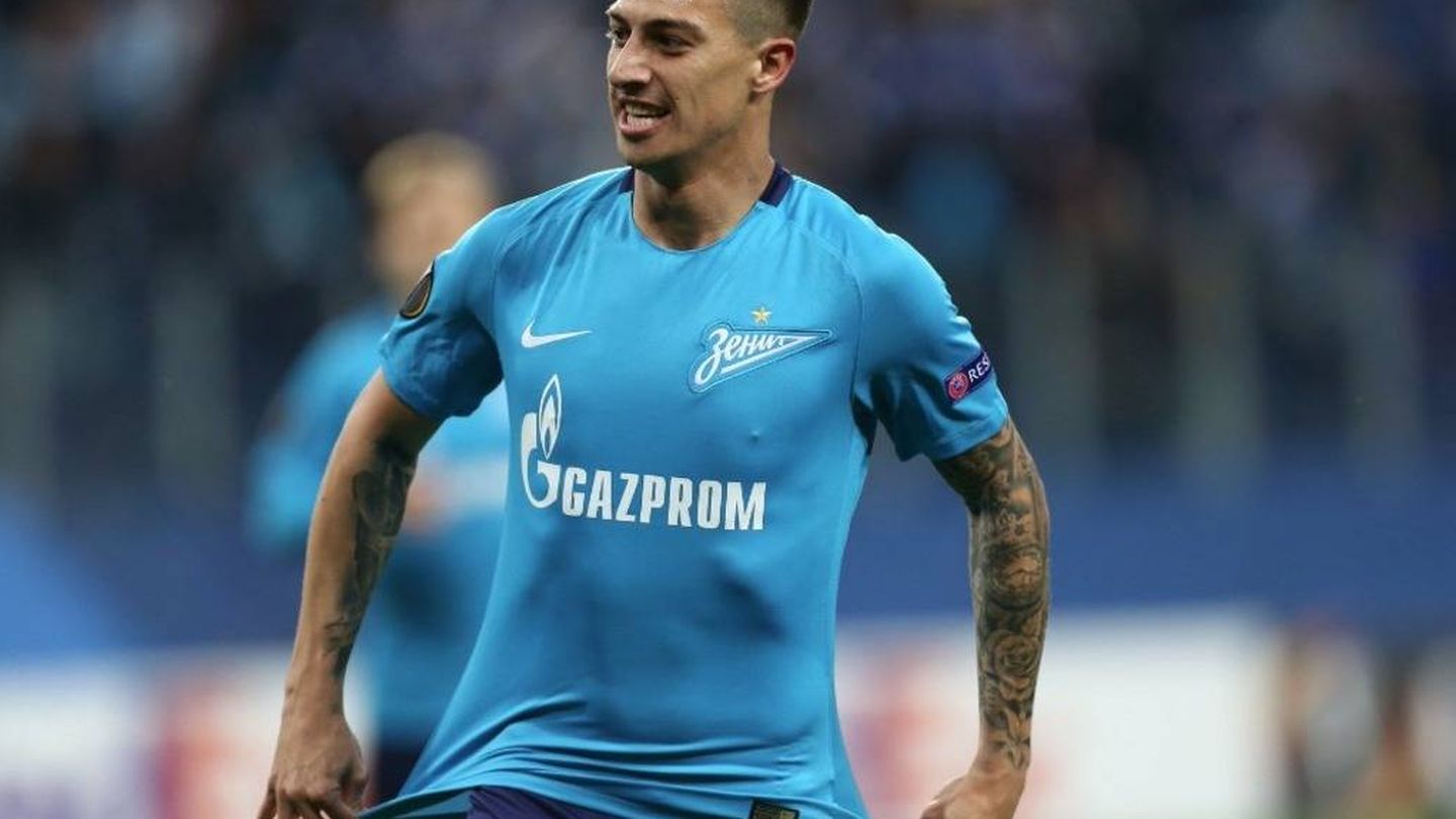 Rigoni, del Zenit, celebra un gol mostrando la publicidad de su camiseta.