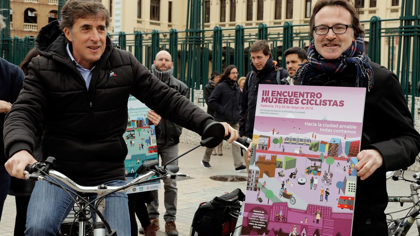 El concejal de Movilidad Giuseppe Grezi (d), en un encuentro ciclista con el excorredor Pedro Delgado. (EFE)