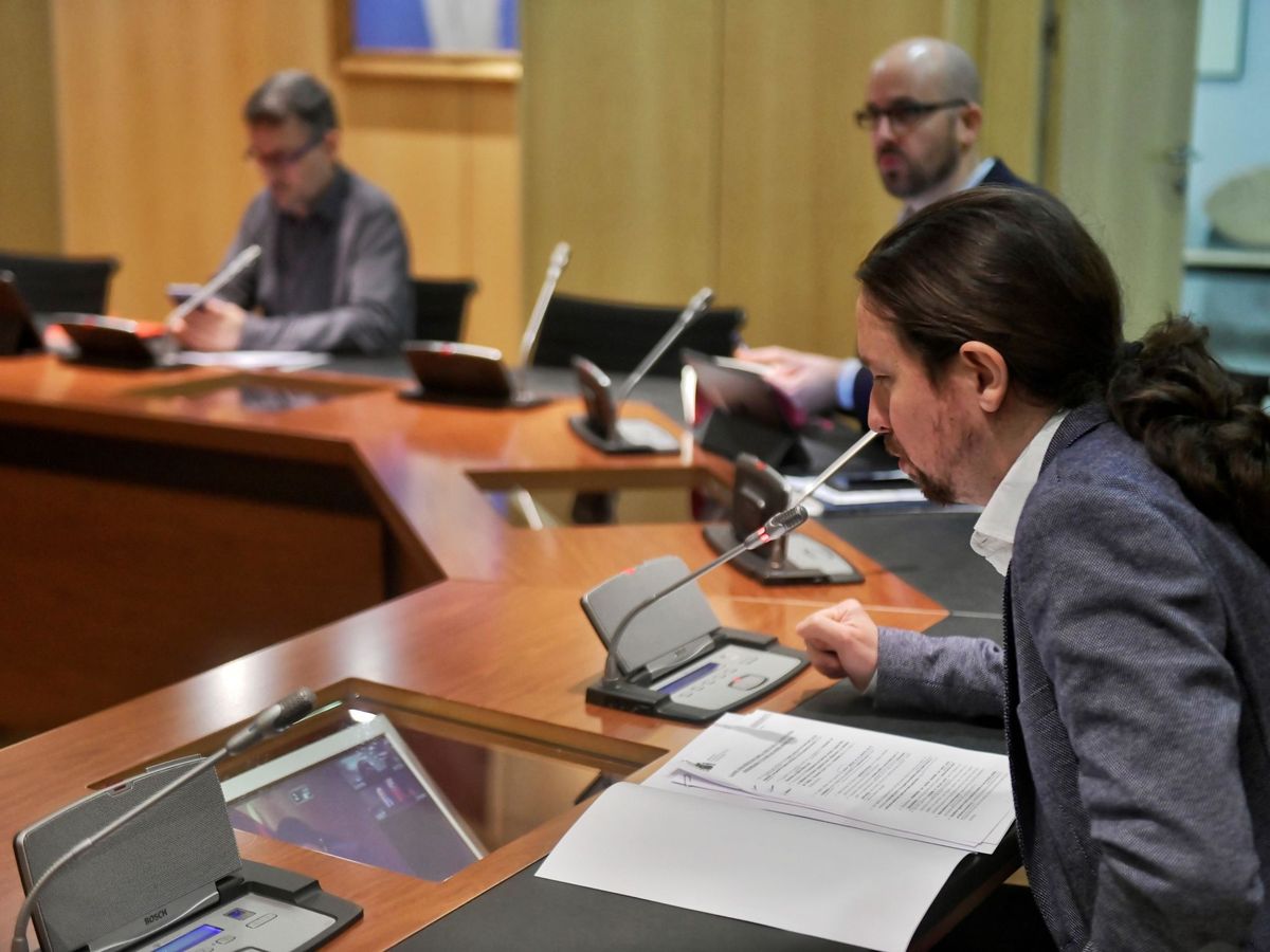 Foto: El vicepresidente de Derechos Sociales, Pablo Iglesias, en una reunión con CCOO y UGT. (EFE) 