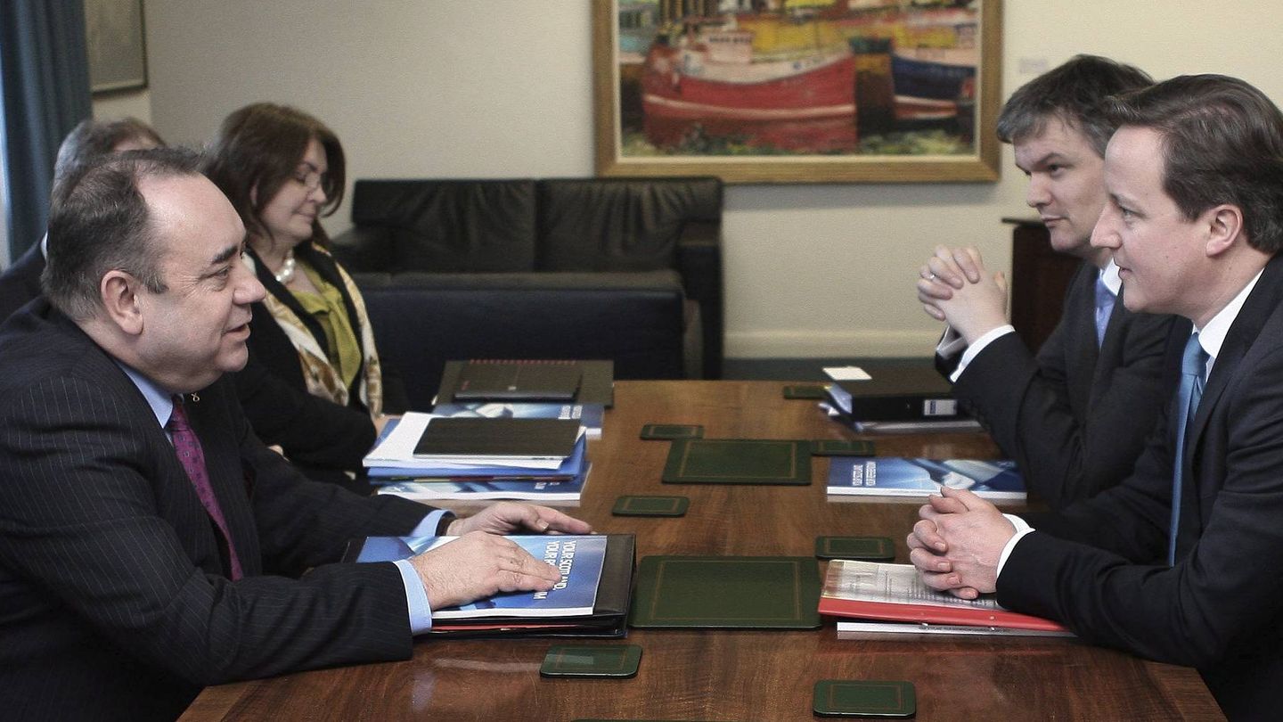 David Cameron negocia con Salmond durante una visita a Escocia (Reuters). 