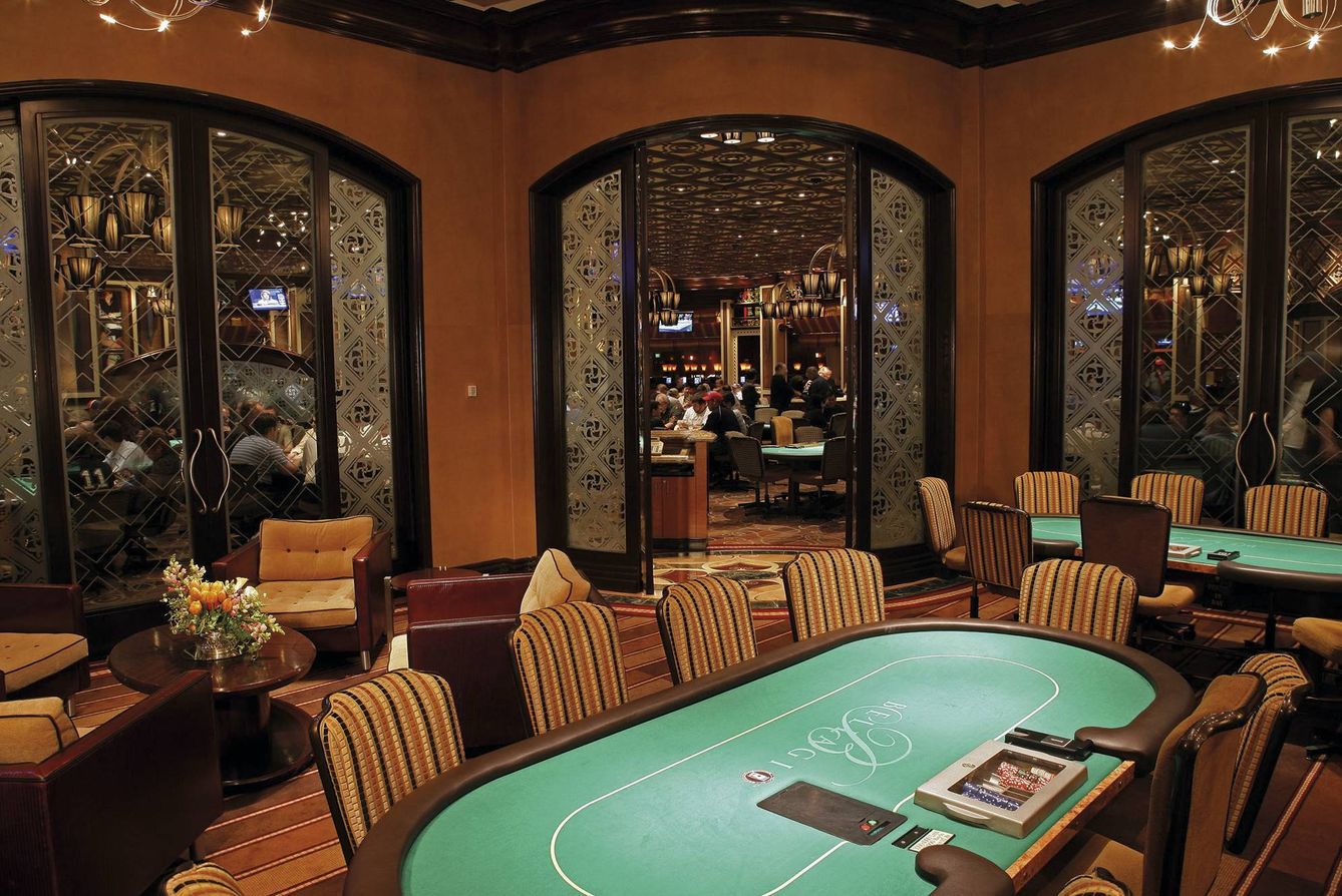 Una de las muchas mesas de juego del casino Bellagio. 