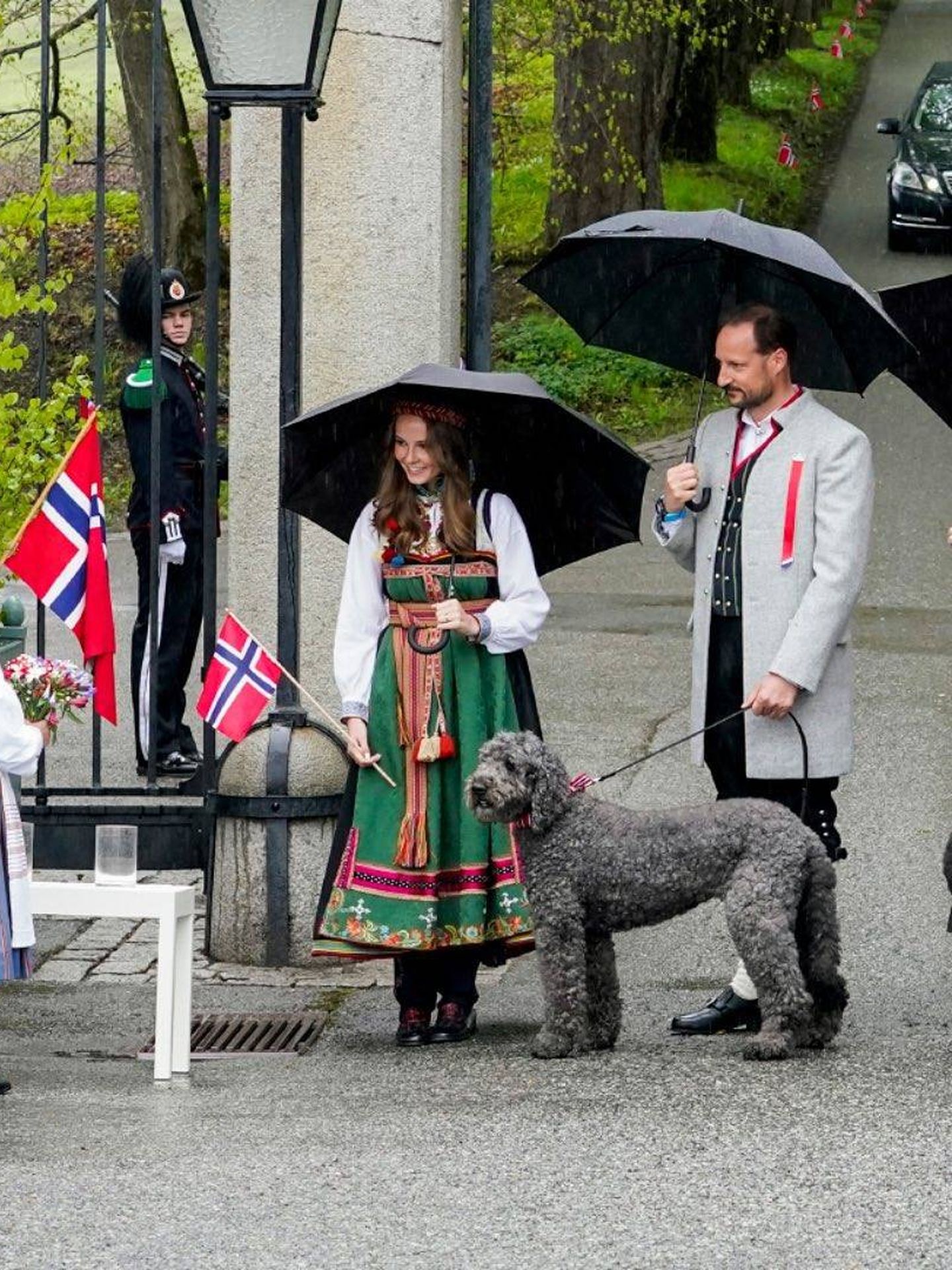 Ingrid Alexandra y Haakon, con una de sus mascotas. (@Detnorskekongehuset)