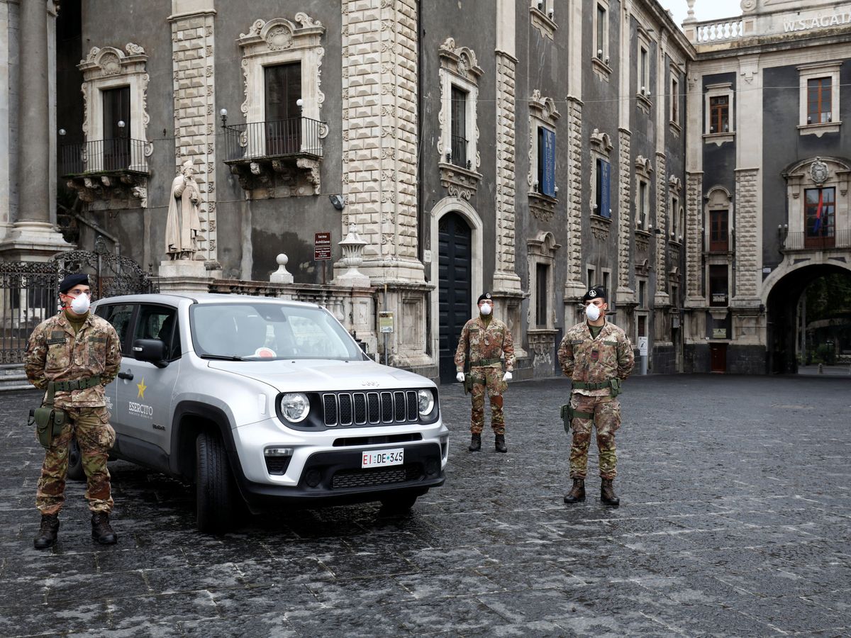 Foto: Un control militar en Catania, Italia. (Reuters)