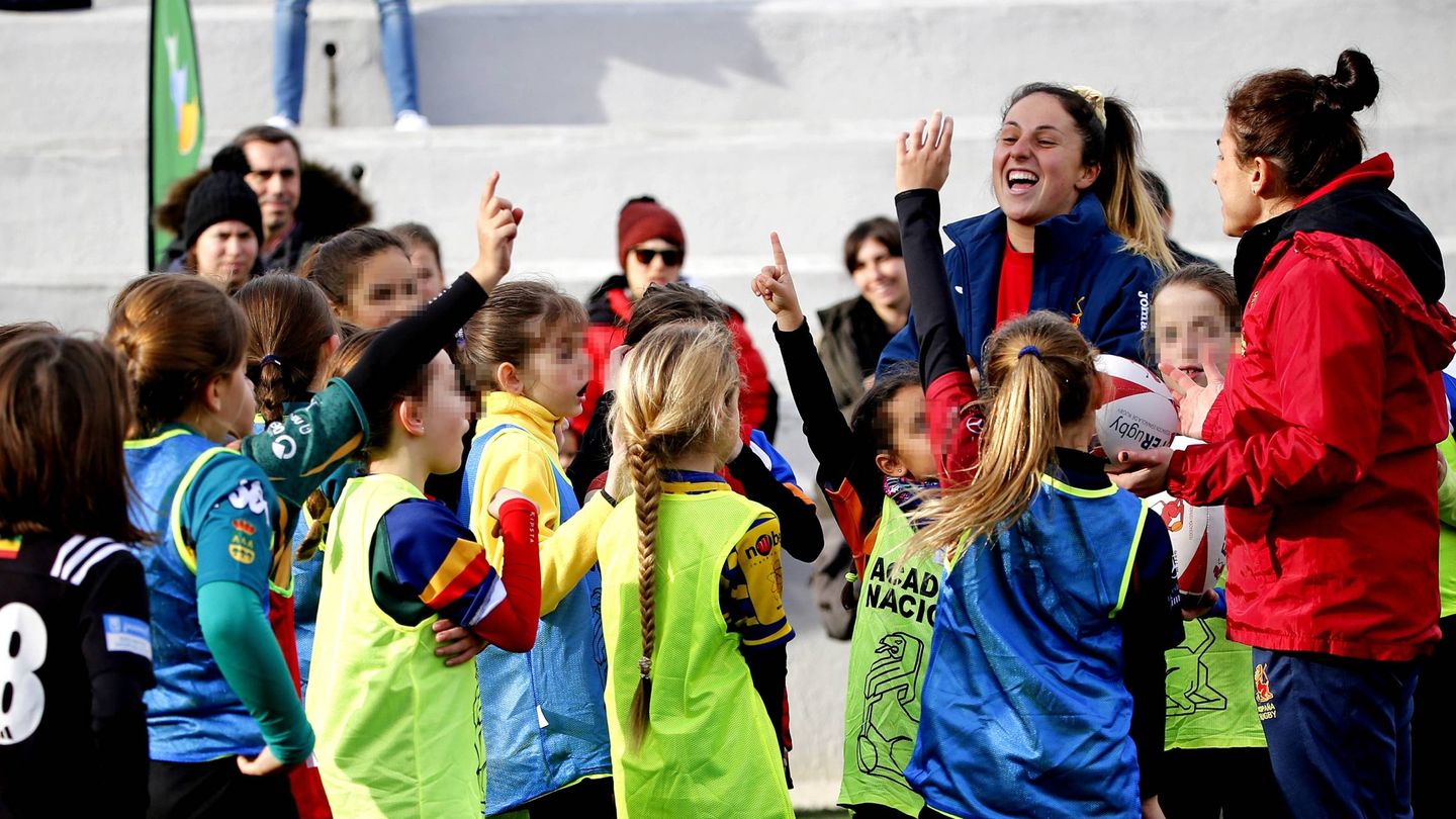 Las jugadoras de la Selección española con un grupo de niñas. (Foto: Luis Luque)