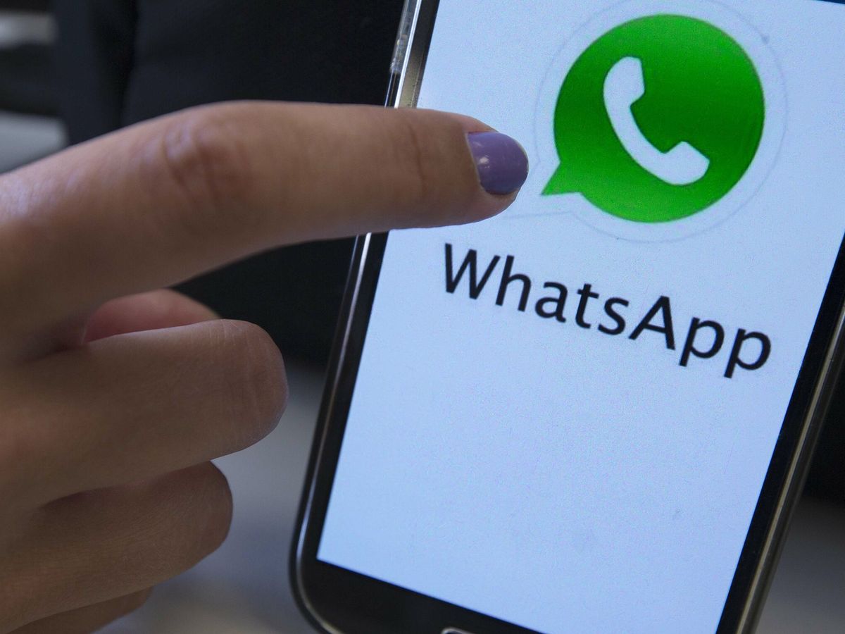 Foto: Un teléfono móvil con el logo de la aplicación tecnológica WhatsApp. (Marcelo Sayão/EFE)