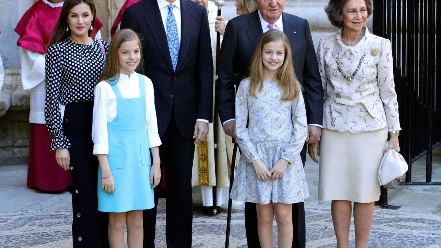 Los reyes Felipe y Letizia, sus hijas y los eméritos, en la catedral de Palma. (EFE)