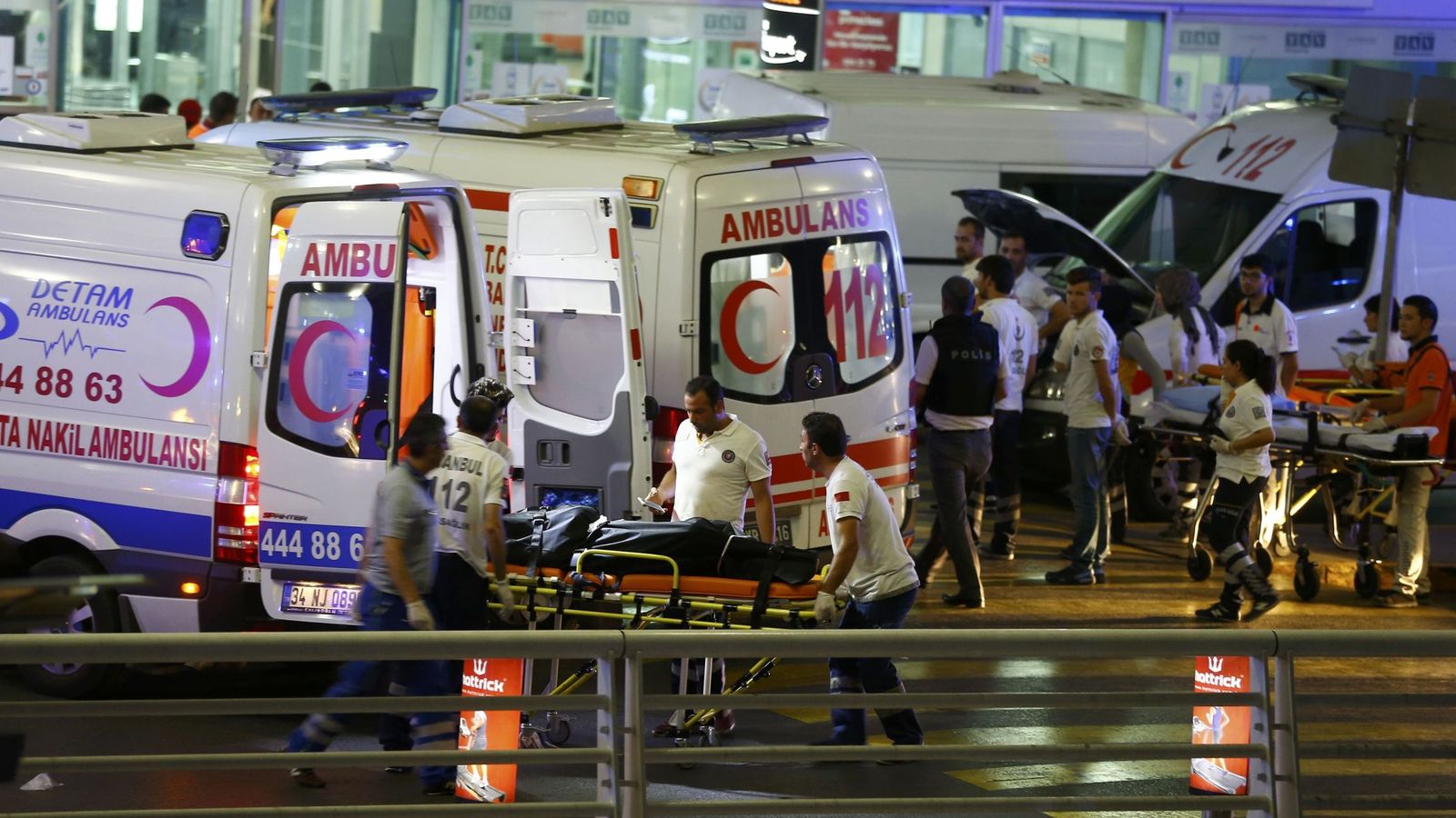 Foto: Varios ambulancias atienden a los heridos tras el atentado en el aeropuerto de Estambul. (Reuters)