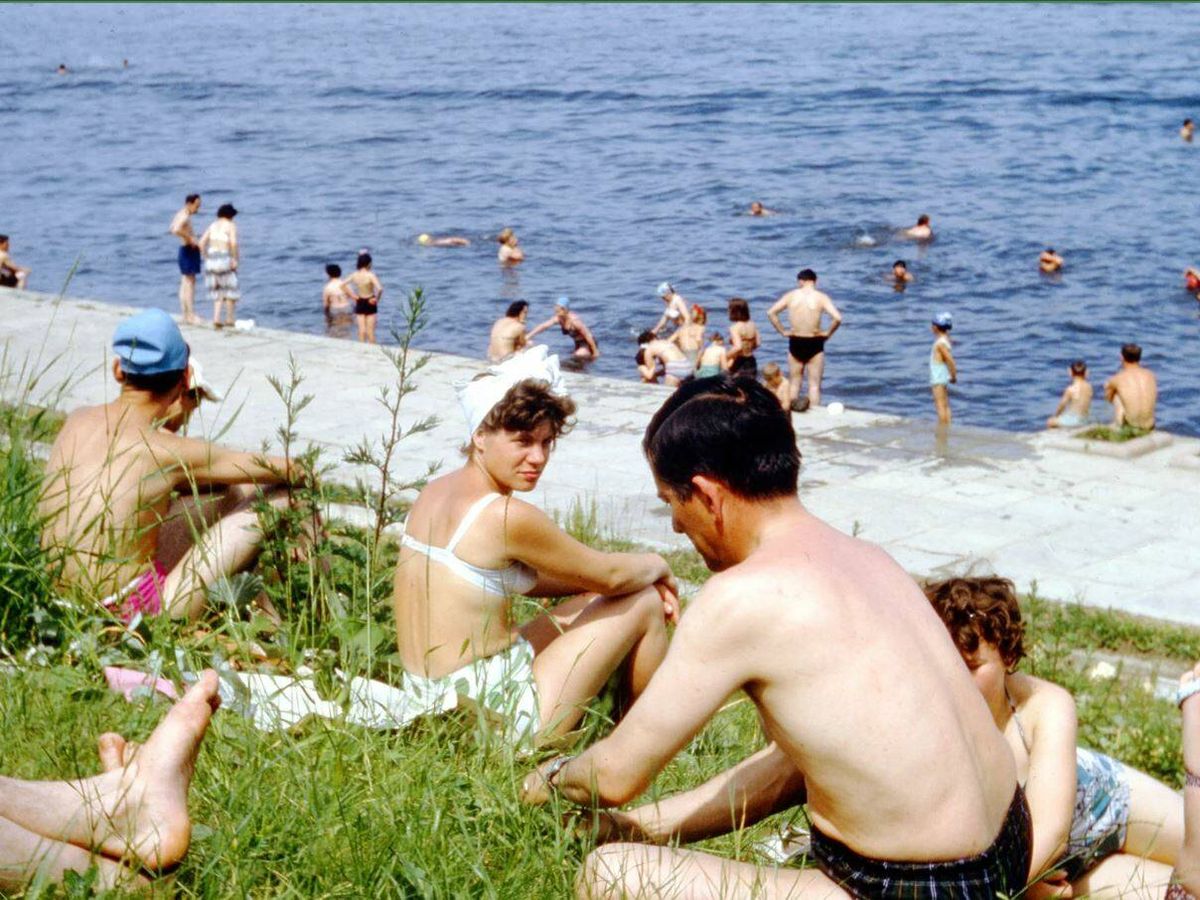 Foto: Turistas soviéticos relajándose en el río Moskva en Moscú, Rusia en 1972. (Wikimedia Commons)