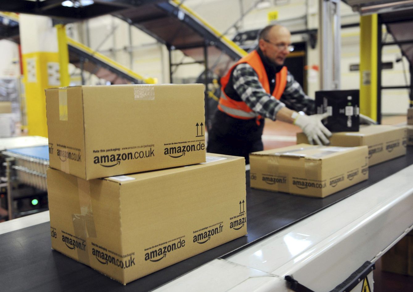 Un operario de Amazon coloca envíos en un almacén. (Reuters)