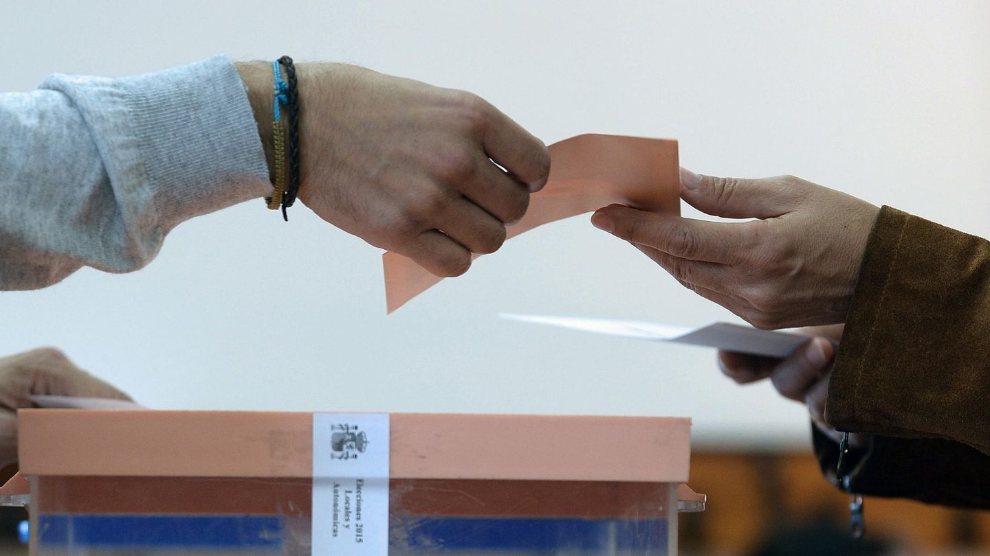Una persona ejerciendo su derecho a voto en las municipales en Valladolid (EFE)