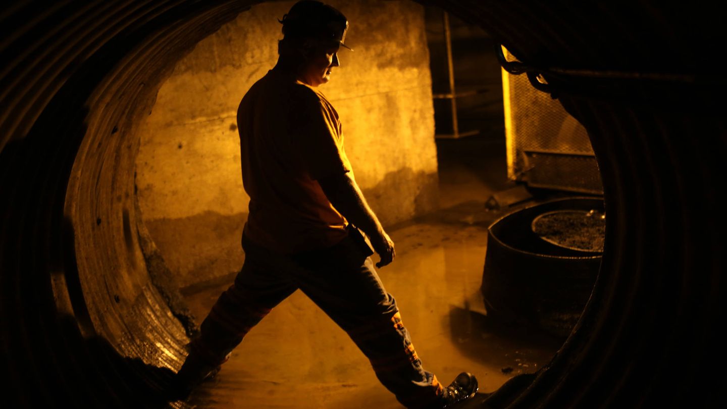 Un minero, Mike Hawks, de 53 años, en una mina de carbón en Gilbert, Virginia Occidental. (Reuters)