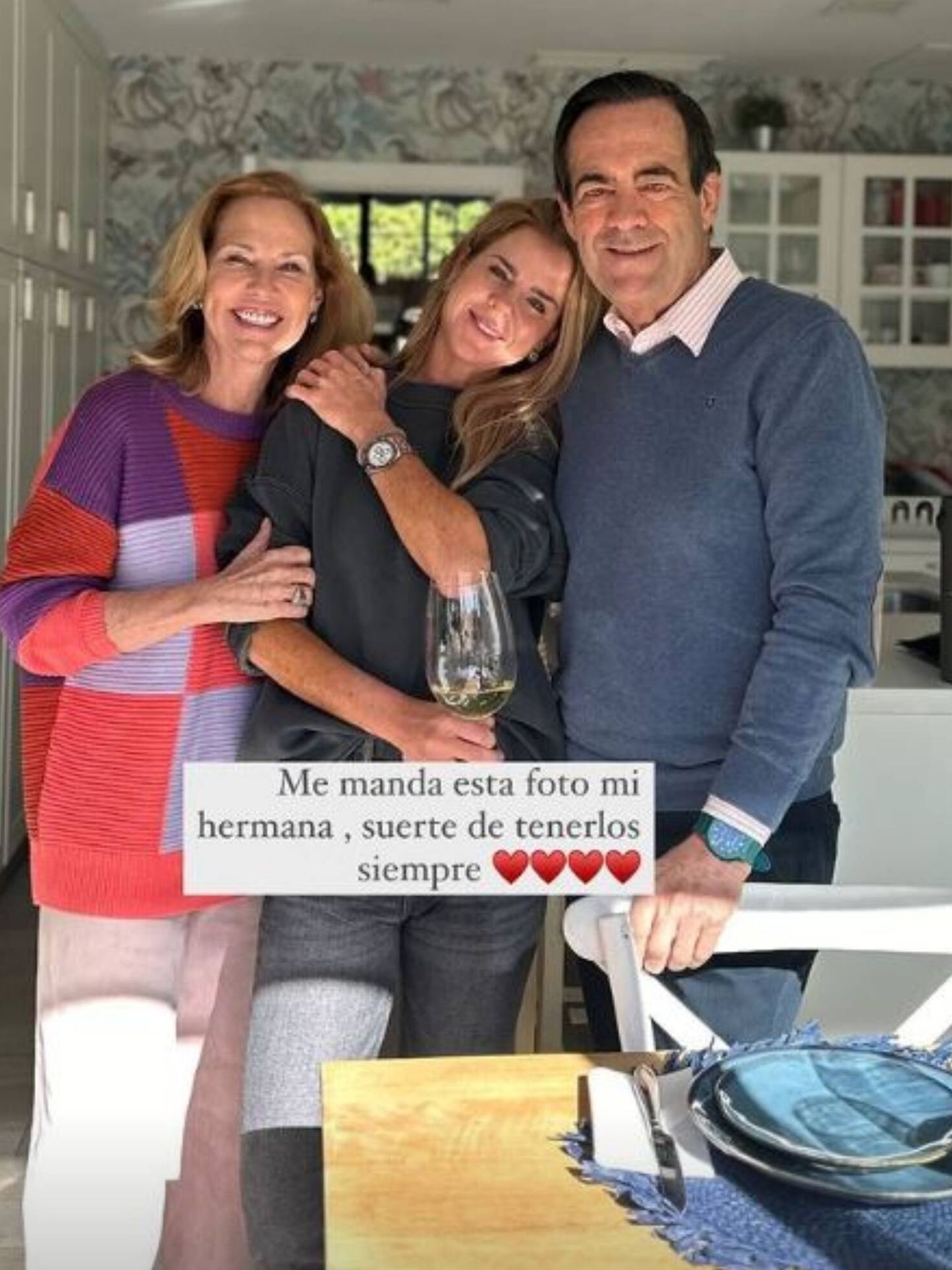 La emotiva fotografía de Amelia Bono junto a sus padres. (Instagram/@ameliabono)