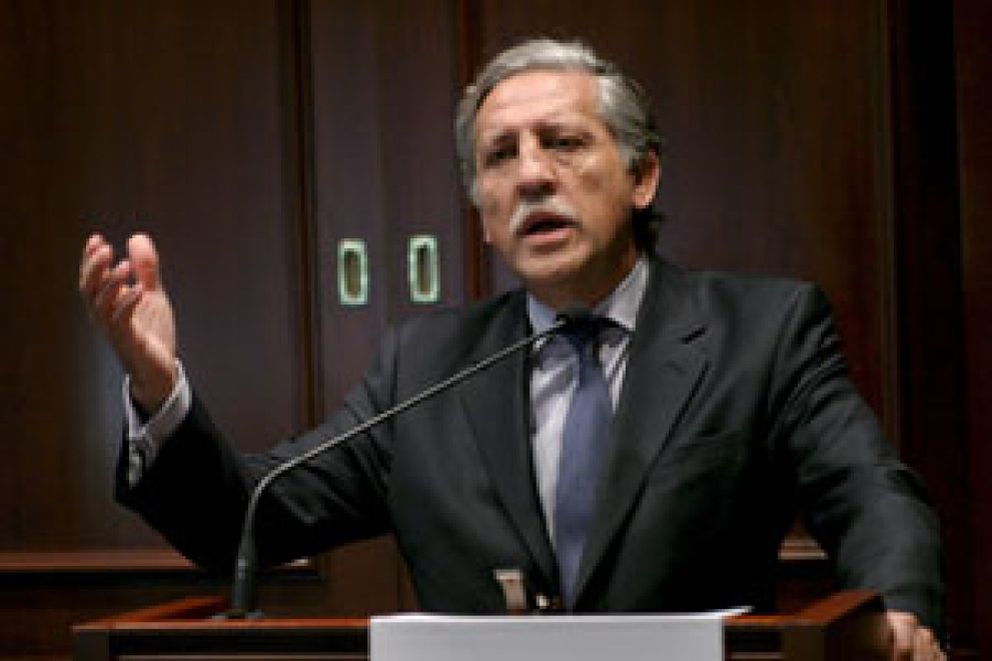 Foto: López Garrido asegura que no dimitirá porque las ayudas no incumplen la ley