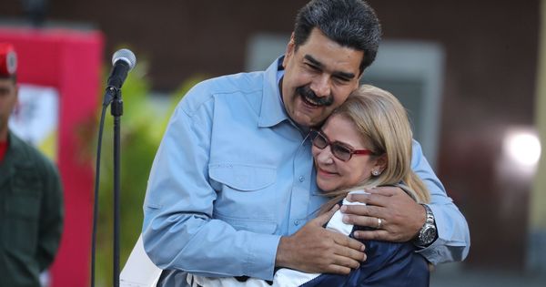 Foto: Nicolás Maduro abraza a su esposa, Cilia Flores, durante un acto este jueves en la Plaza de Bolívar de Caracas. (EFE)