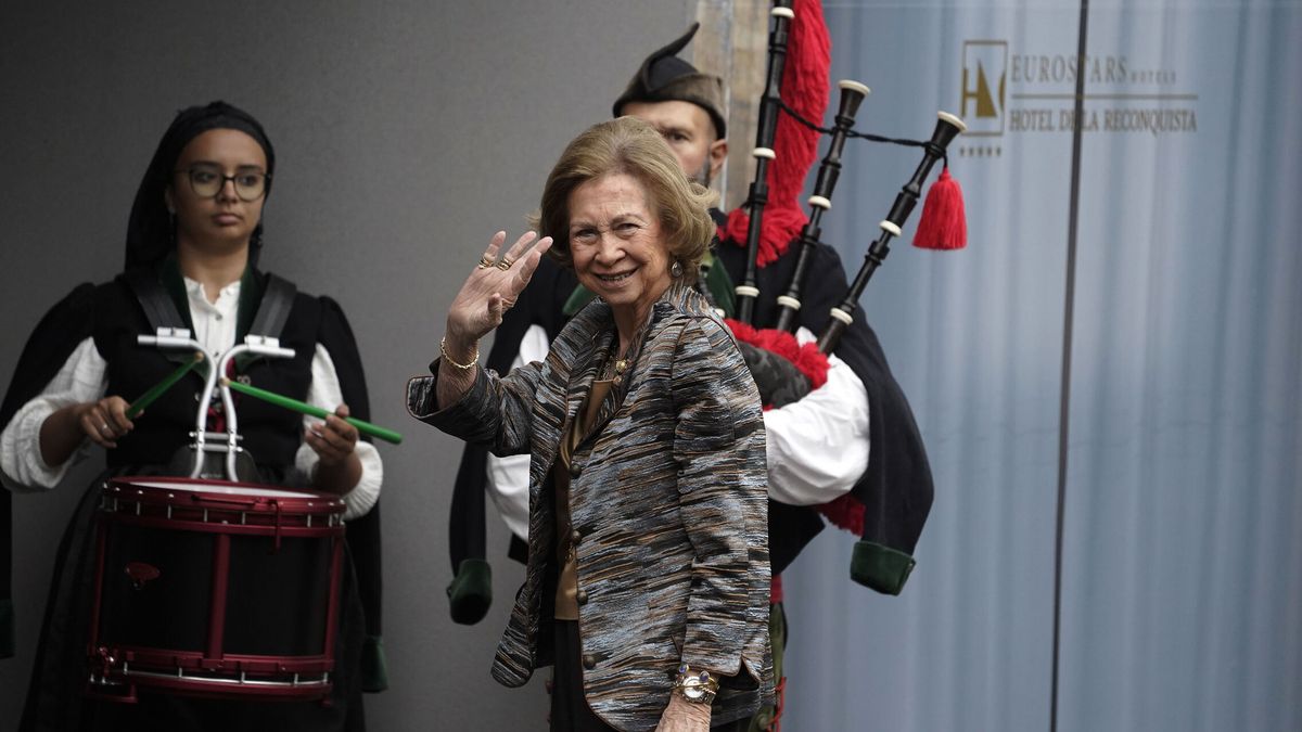 Así ha sido la llegada de la reina Sofía a Oviedo para los Premios Princesa de Asturias: emocionada y junto a dos ministros