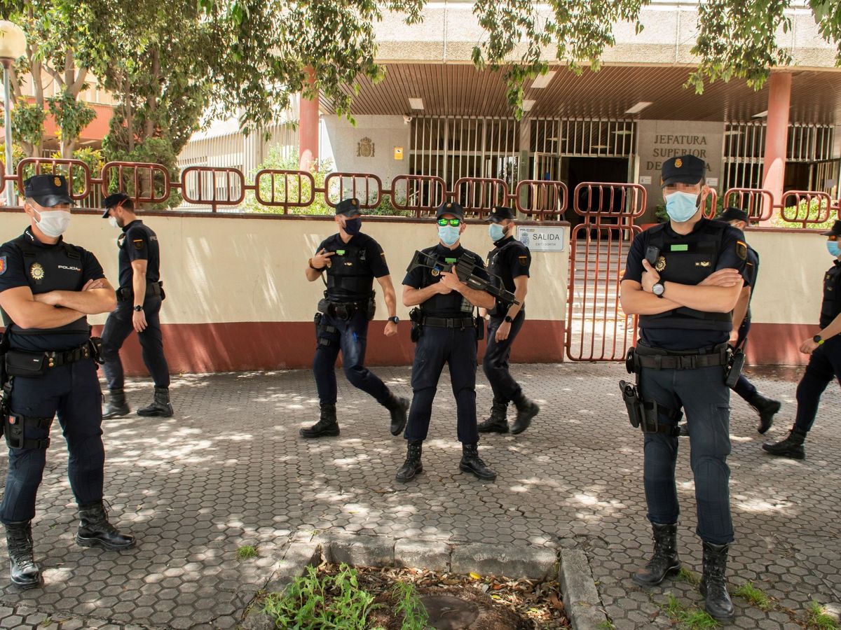 Foto: Algunos de los agentes de la Policía en Sevilla. (EFE)