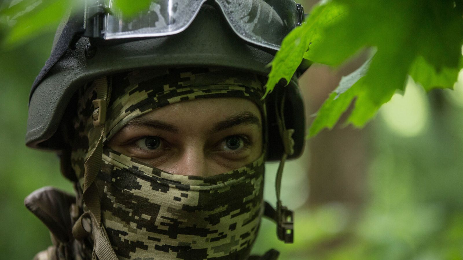 No mayor motivación para aprender que estar luchando a vida o muerte por los tuyos. En la imagen, un soldado ucraniano. (EFE)