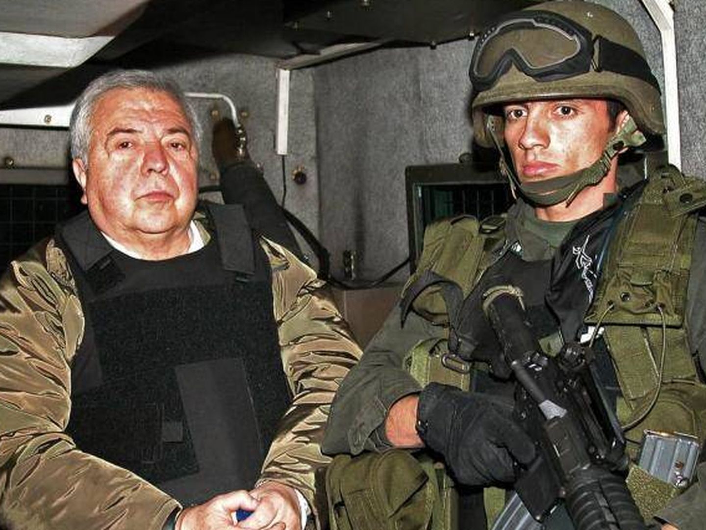 Gilberto Rodríguez durante su extradición a Estados Unidos en diciembre de 2004. 