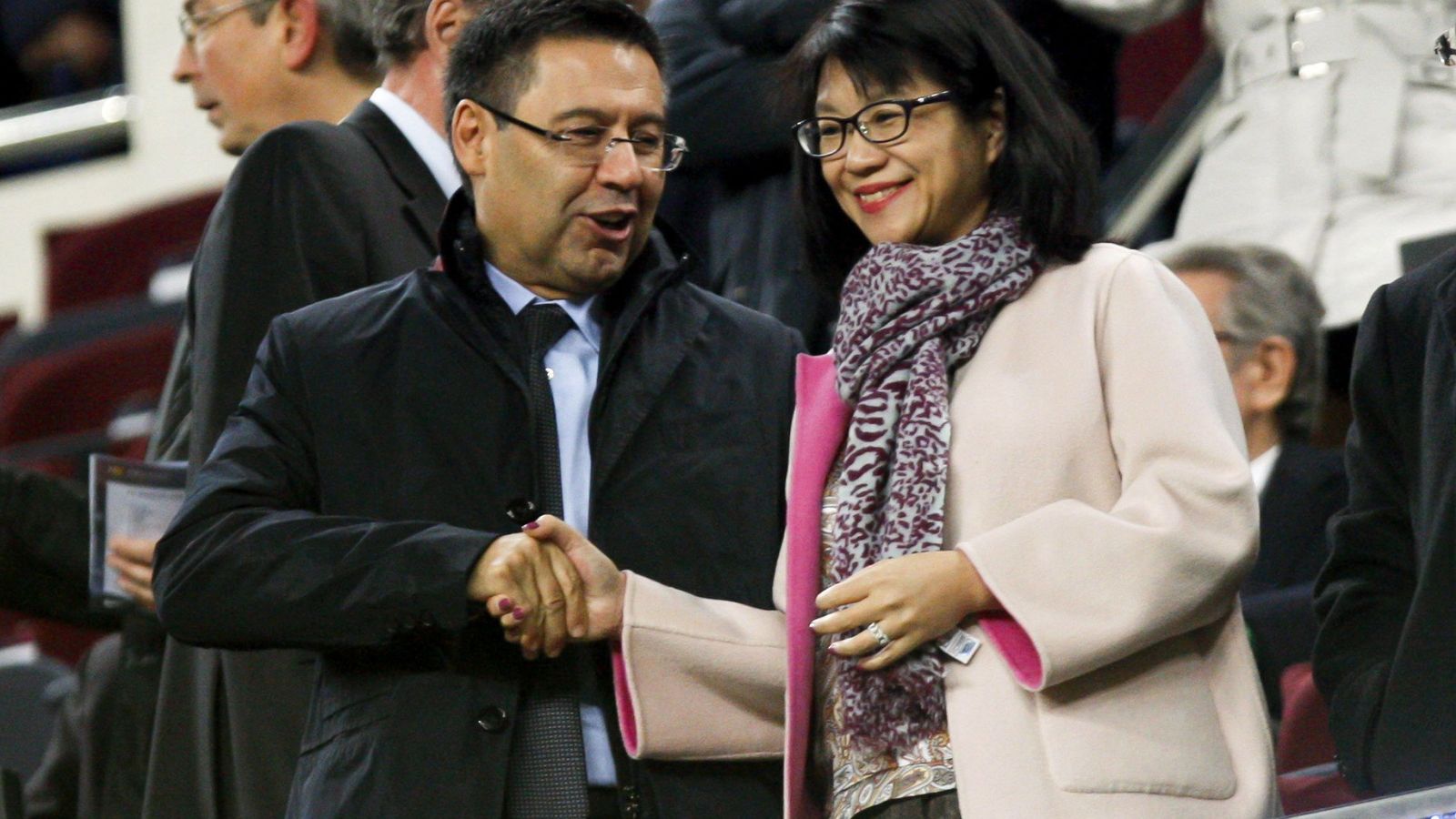 Foto: Layhoon Chan, presidenta del Valencia, junto a Josep María Bartomeu (EFE) 