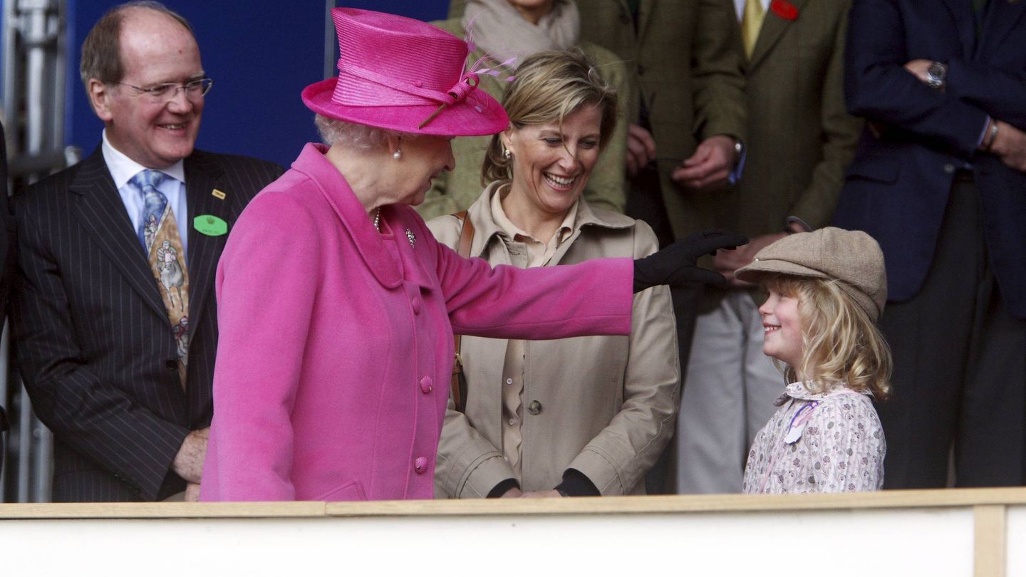 La reina Isabel II, bromeando con su nieta Lady Louise en 2011. (EFE/Steve Parsons)