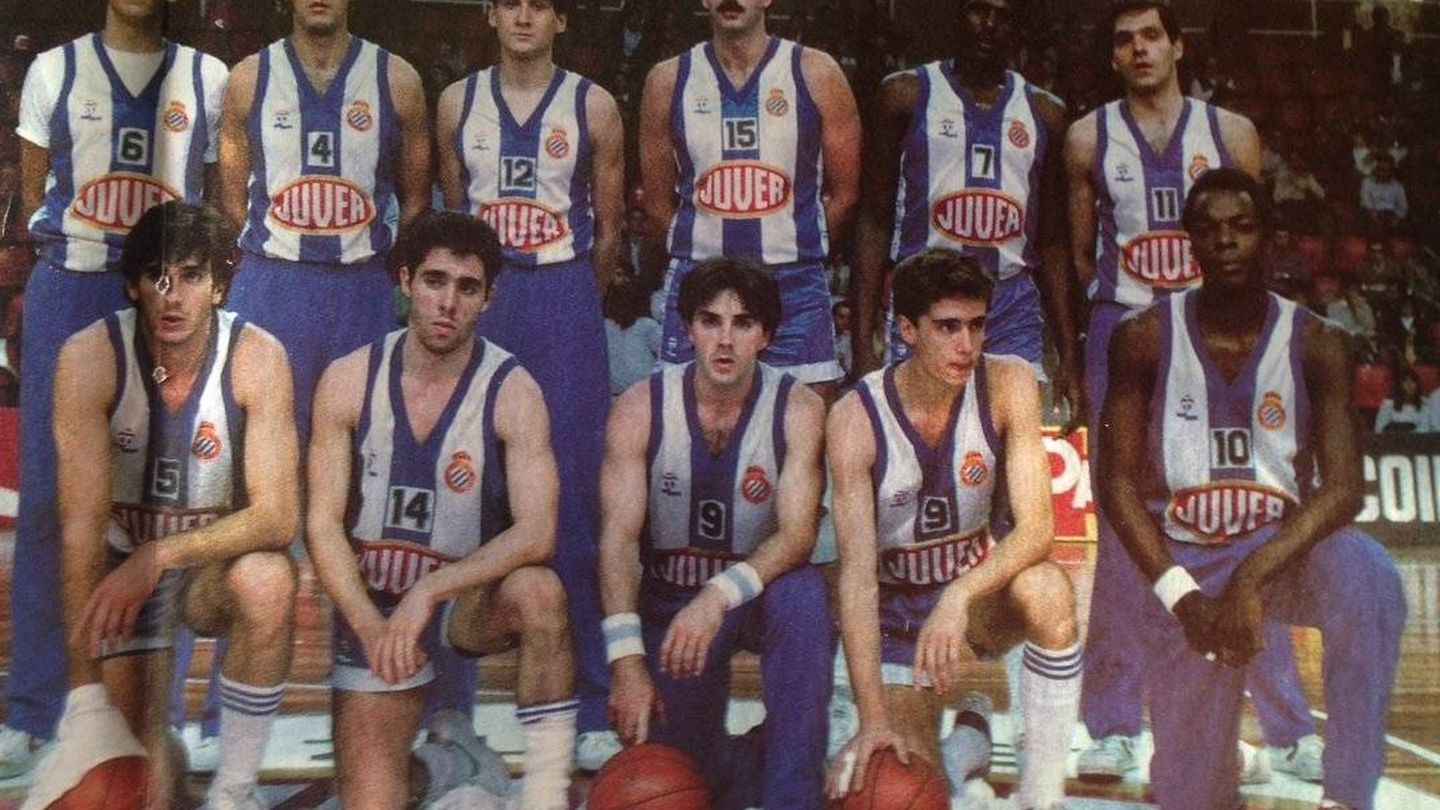 El equipo de baloncesto del RCD Espanyol en 1988. (Foto cedida por Secciones Deportivas del Espanyol)
