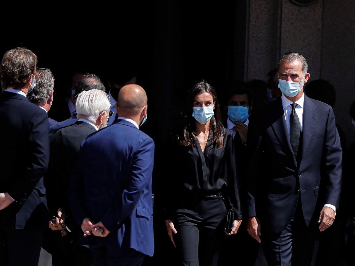 Foto: Los reyes Felipe y Letizia, a su salida de la capilla ardiente de Jaime Carvajal el pasado 4 de septiembre. (EFE)