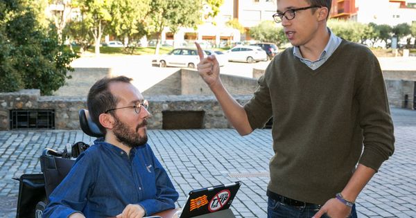 Foto: Pablo Echenique (i), conversando con Íñigo Errejón. (EFE)