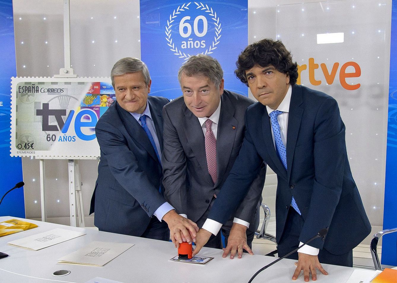 El presidente de RTVE, José Antonio Sánchez, durante la presentación de un sello que recoge el pasado y el presente del logo de RTVE. (EFE)