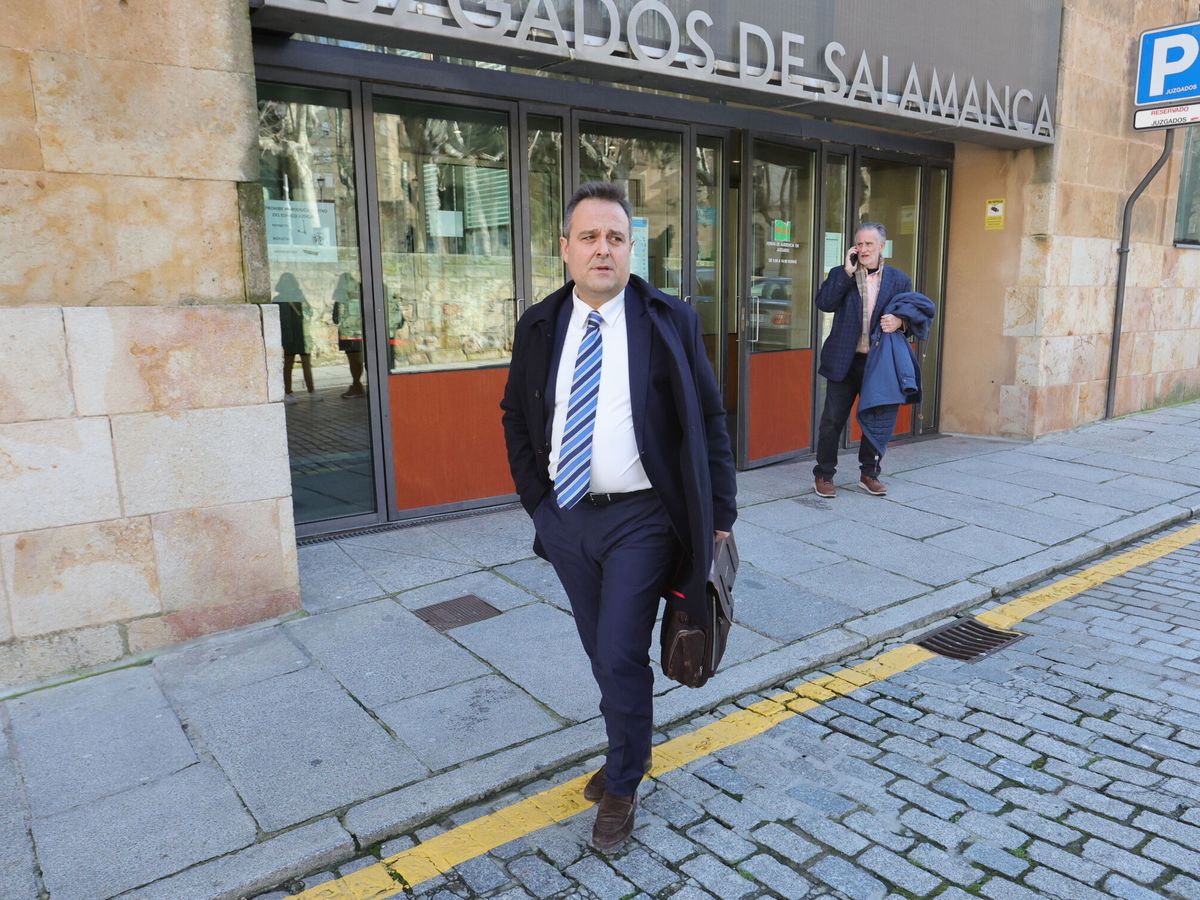 Foto: Enrique Herrera, abogado de la acusación particular, a su llegada a los juzgados de Salamanca. (EFE/J. M. García)