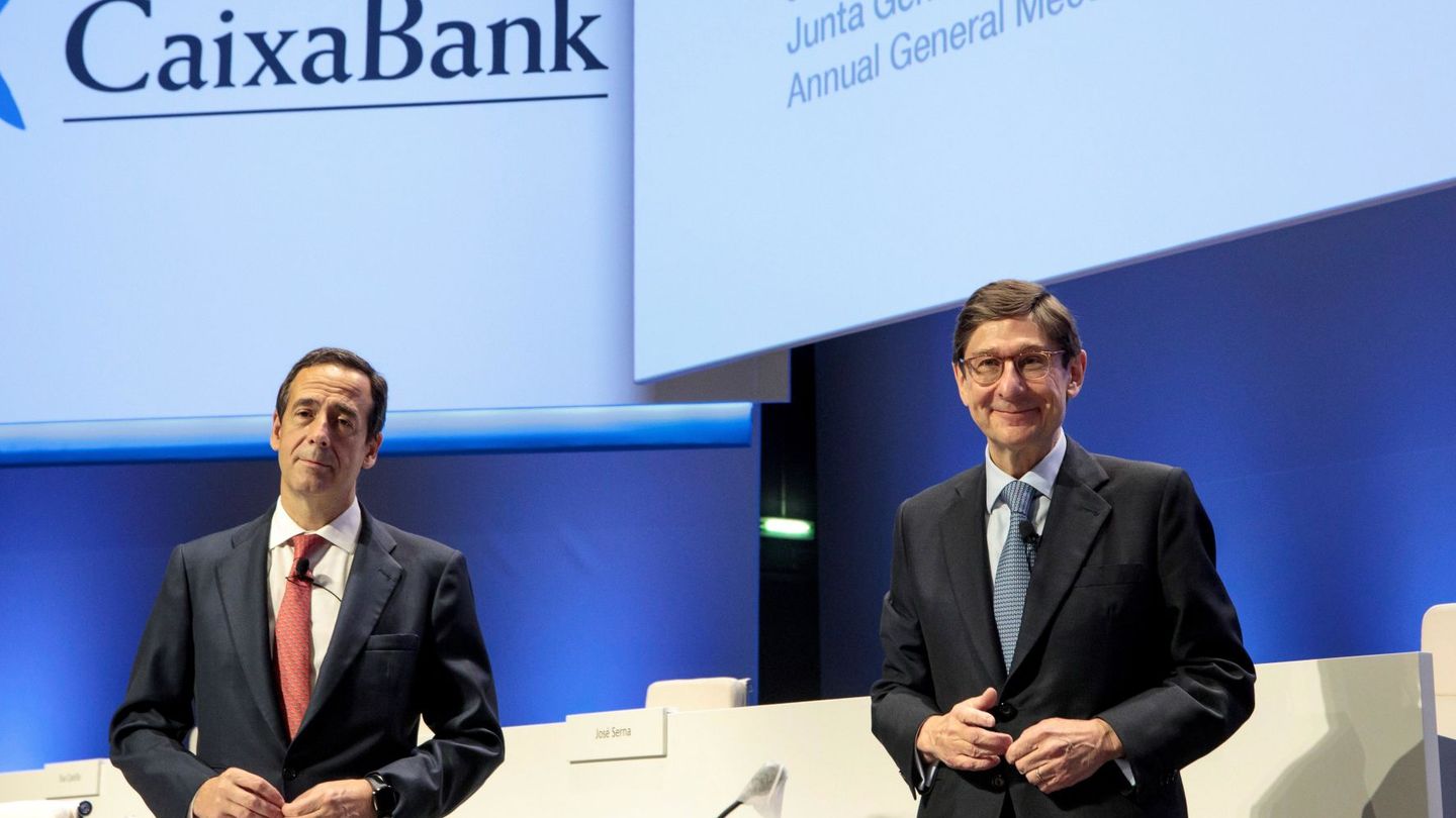 José Ignacio Goirigolzarri (d), presidente de CaixaBank, y Gonzalo Gortázar, CEO, en la junta de la semana pasada. (EFE)