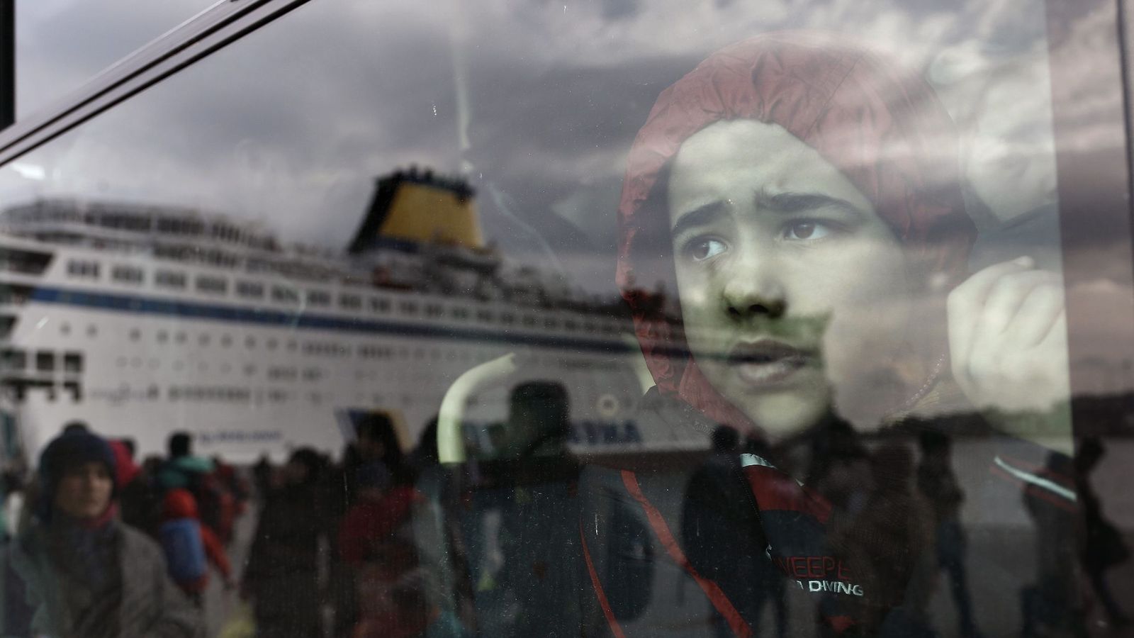 Foto: Un niño refugiado, a su llegada al puerto de Piraeus, cerca de Atenas. (EFE)