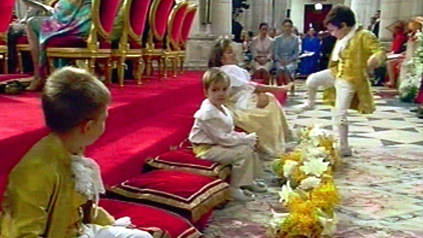 Momento en que Felipe Juan Froilán le asesta una patada a su prima en la boda de los reyes Felipe y Letizia. (RTVE)