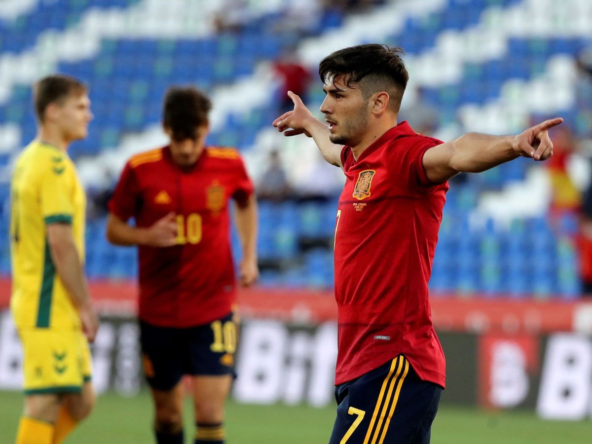 Foto: Brahim Díaz celebra un gol con España Sub-21 (EFE/Kiko Huesca).