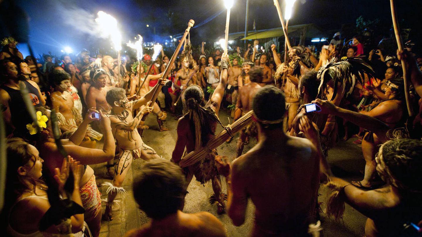 Locales y turistas en una fiesta tradicional rapanui. (iStock)