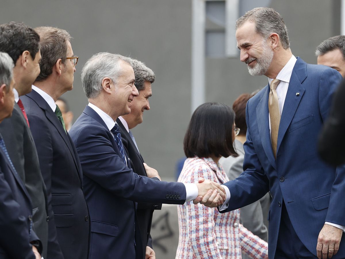 Foto: Felipe VI saluda a Urkullu en la última Conferencia de Presidentes, celebrada en Canarias. (EFE/Juan Carlos Hidalgo)