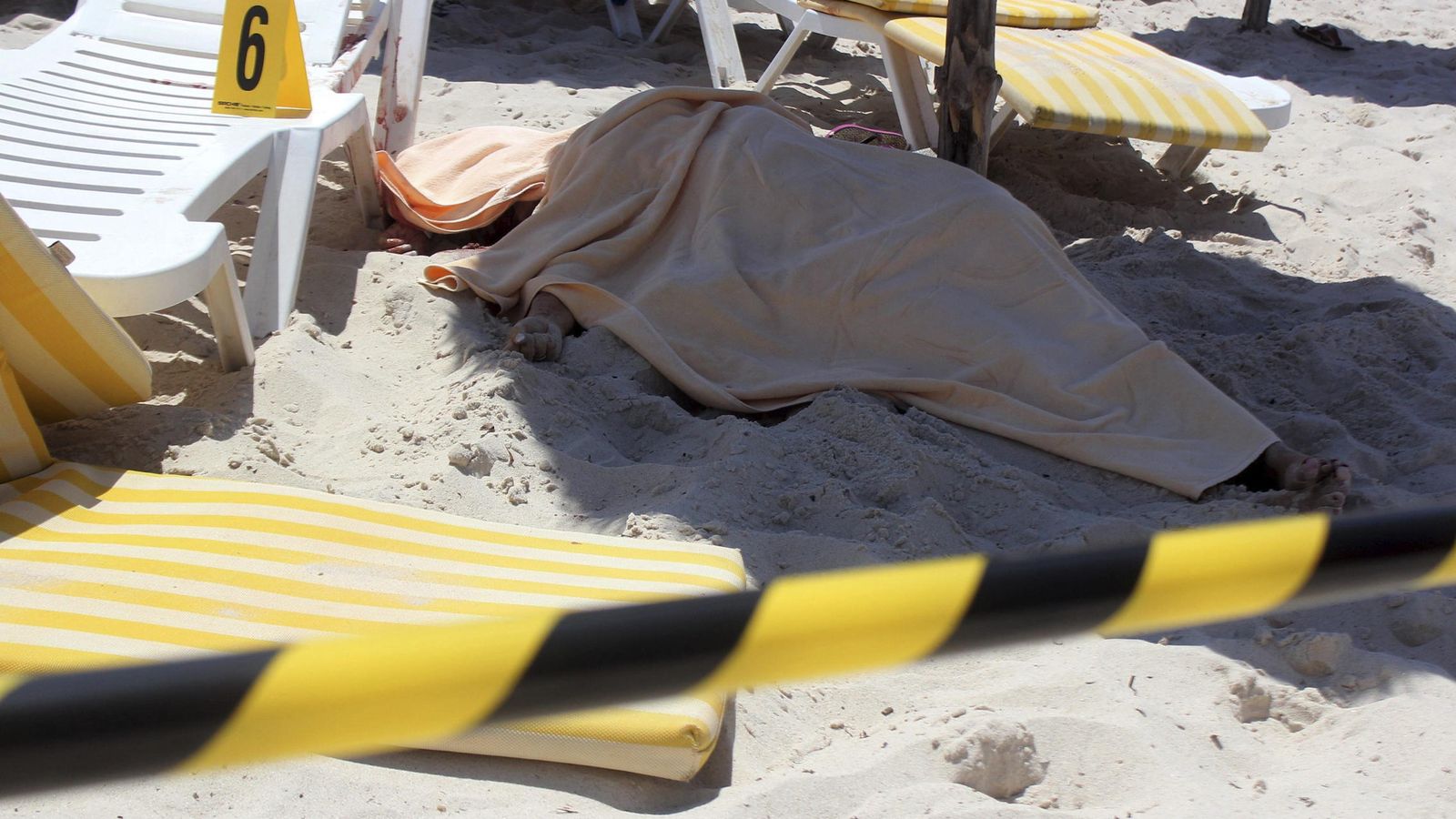 Foto: Uno de los fallecidos en el ataque terrorista de Túnez. (EFE)