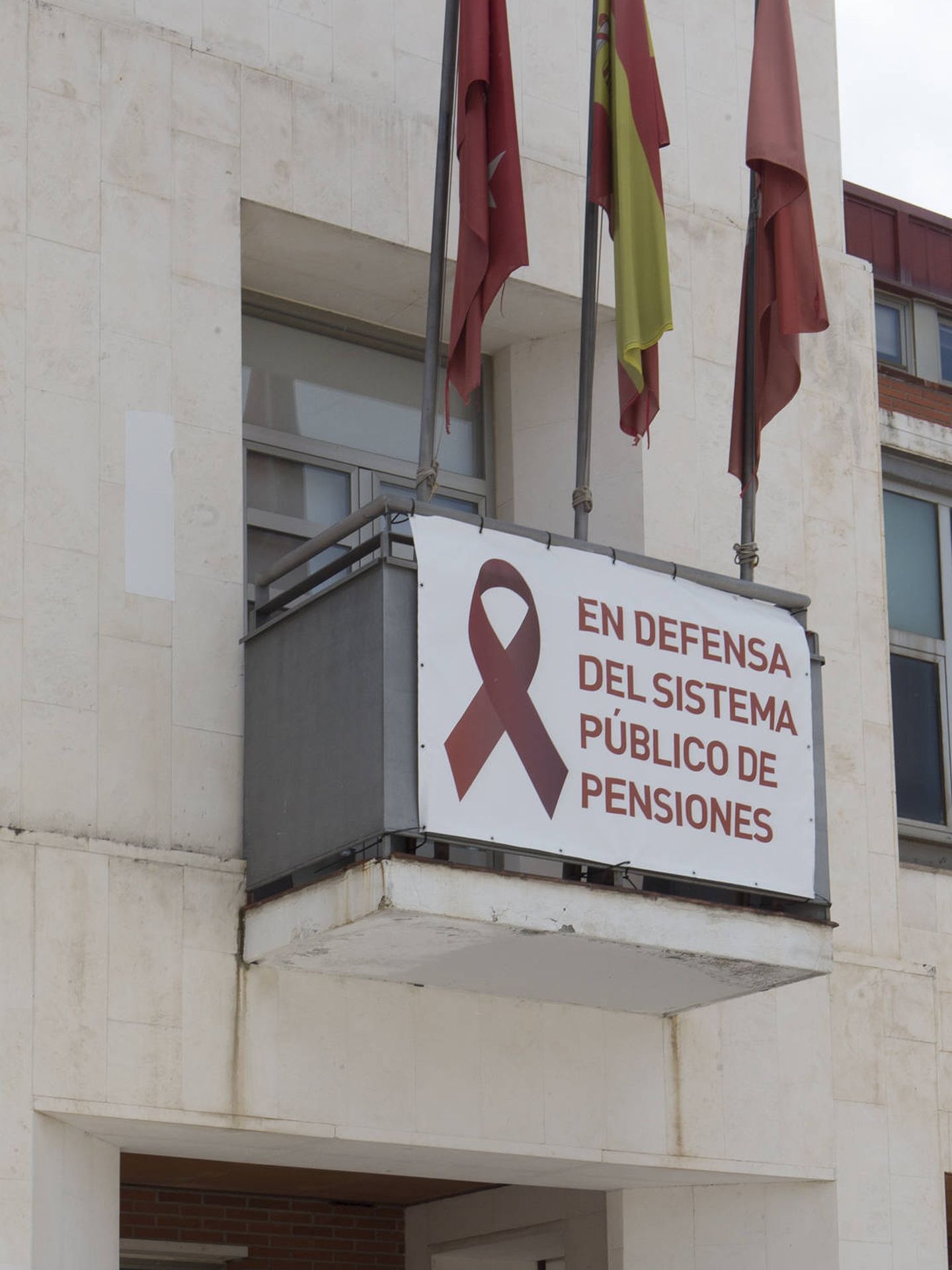Detalle de pancarta en el Ayuntamiento de Rivas en defensa de las pensiones. (J.M)