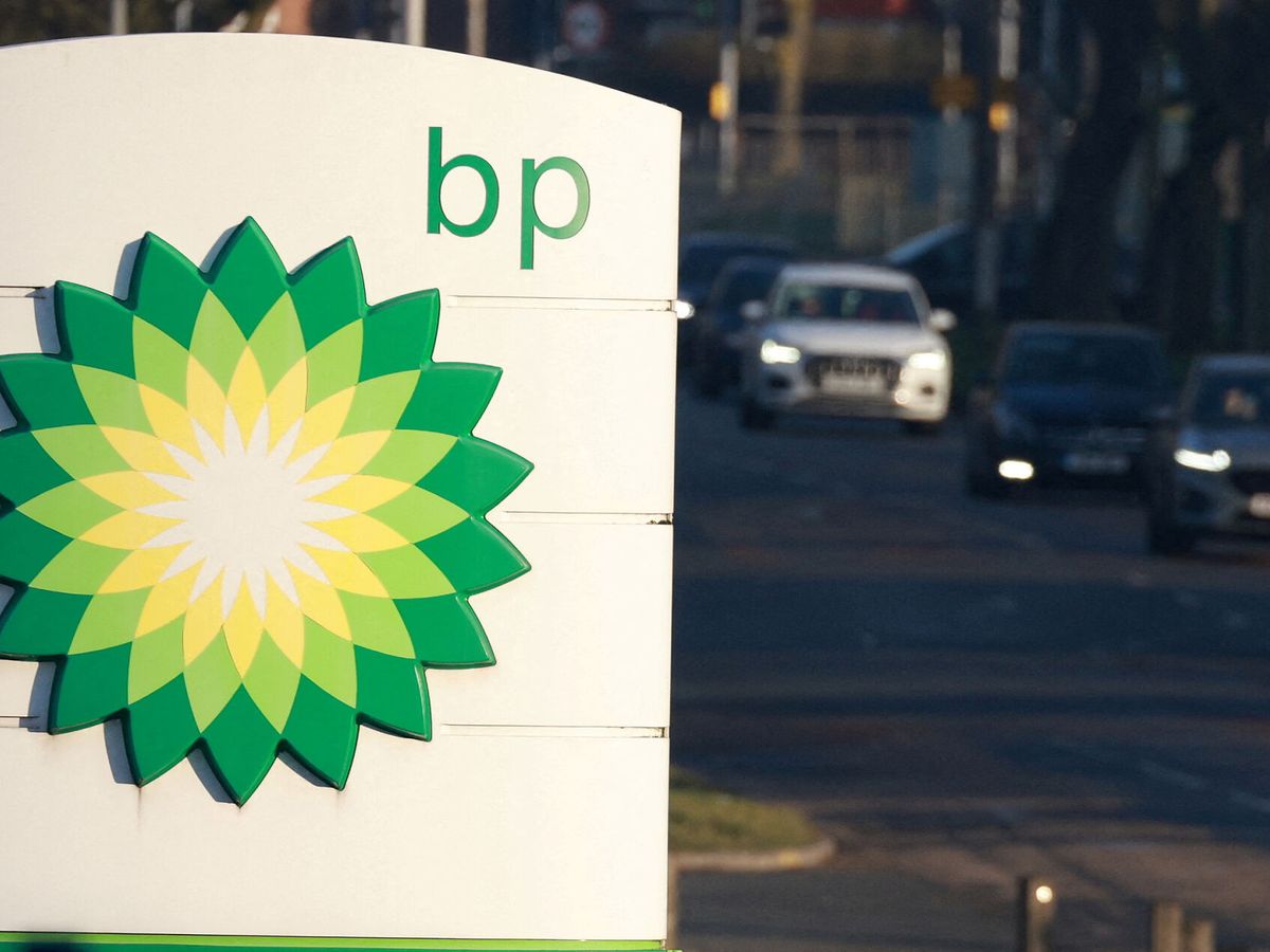 Foto: Monolito con el logo de BP en una estación de servicio. (Reuters/Phil Noble)