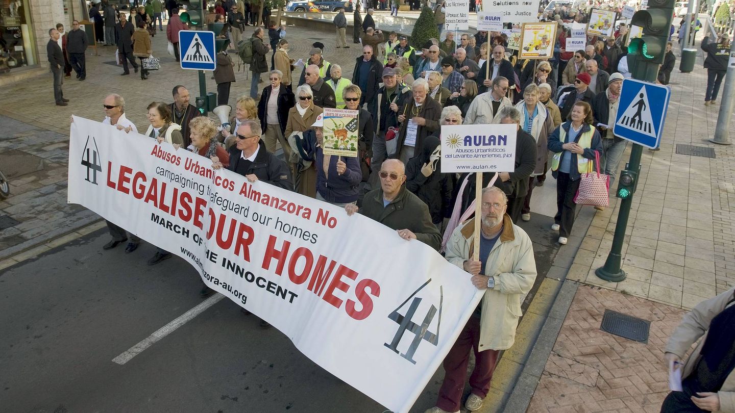 Un millar de afectados por la construcción de casas marchan en Almería en 2010. (EFE)