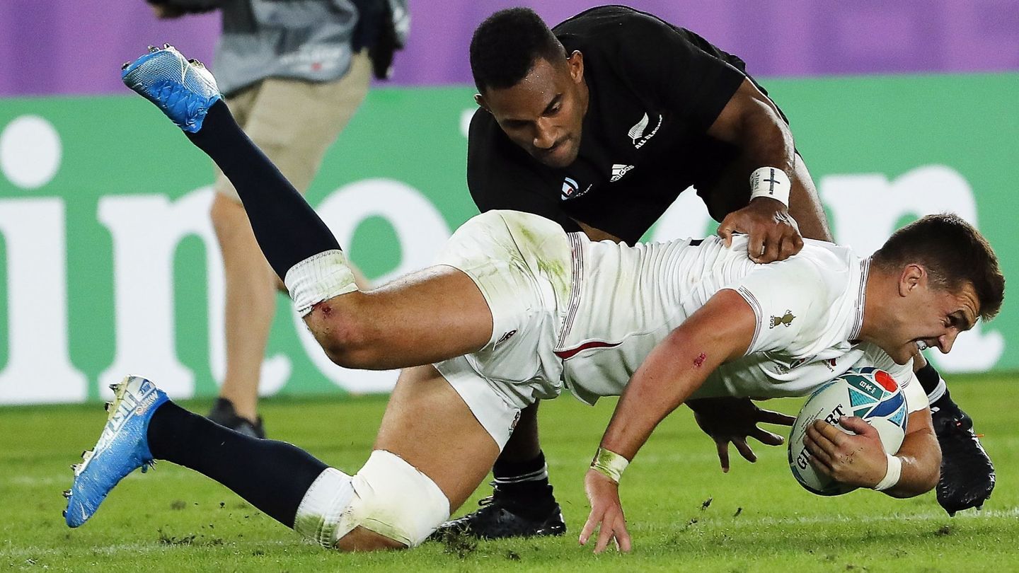 Yokohama (Japan), 26 10 2019.- New Zealand's Sevu Reece (back) tackles England's Henry Slade (front) during the Rugby World Cup 2019 semi final match between New Zealand and England at the International Stadium Yokohama in Yokohama City, Japan, 26 October 2019. (Japón, Nueva Zelanda) EFE EPA MARK R. CRISTINO EDITORIAL USE ONLY  NO COMMERCIAL SALES   NOT USED IN ASSOCATION WITH ANY COMMERCIAL ENTITY