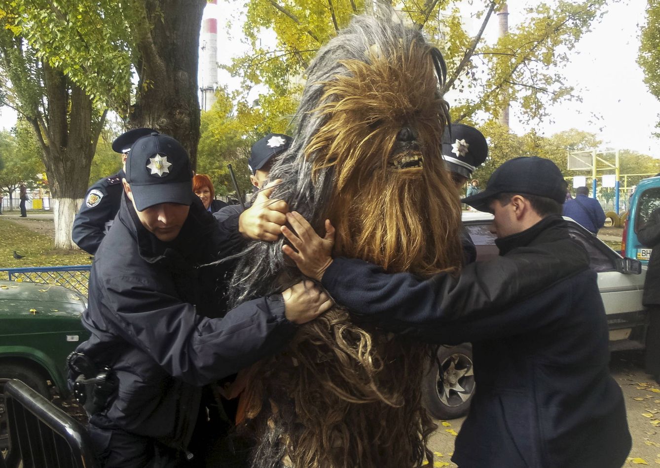 La policía ucraniana detiene a un manifestante vestido de Chewbacca en Odessa, el 25 de octubre de 2015. (Reuters)