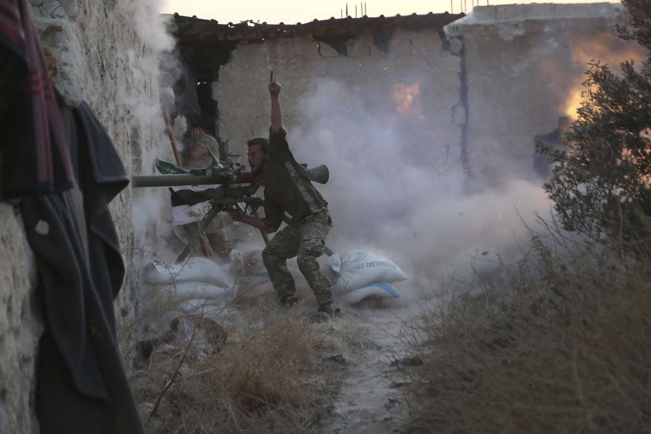 Un combatiente del ELS durante choques con fuerzas de Al Asad en el barrio de Sheikh Saeed, Alepo. (Reuters)