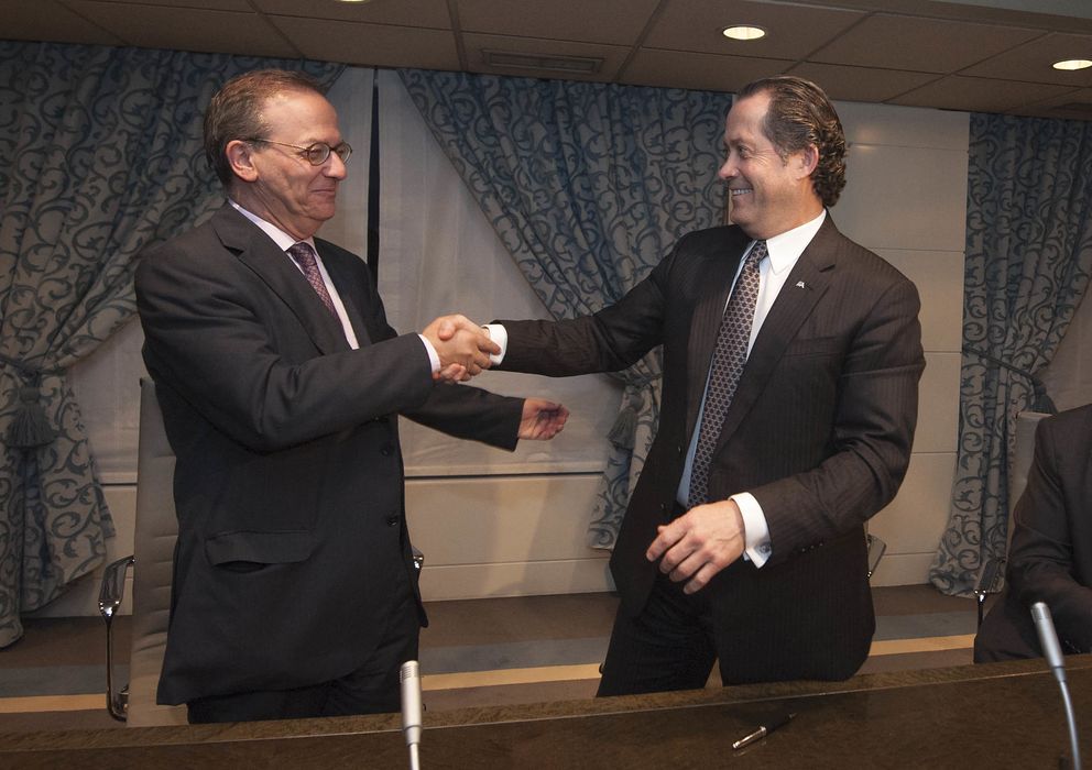 Foto: El director general del FROB, Antonio Carrascosa (i), y el presidente de Banesco, Juan Carlos Escotet, tras la firma. (EFE)