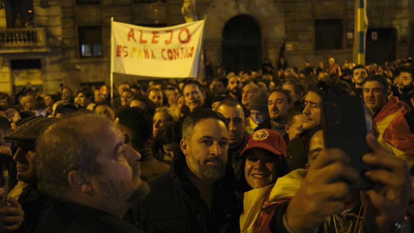 Foto: El líder de Vox, Santiago Abascal, a su llegada a Ferraz. (Foto: Sergio Beleña)