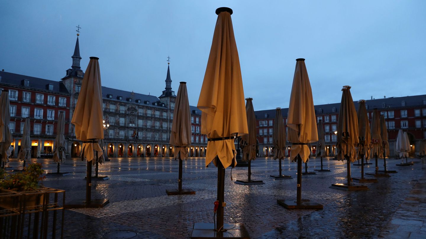 Terrazas cerradas en la Plaza Mayor de Madrid el pasaado 16 de marzo. (Reuters)