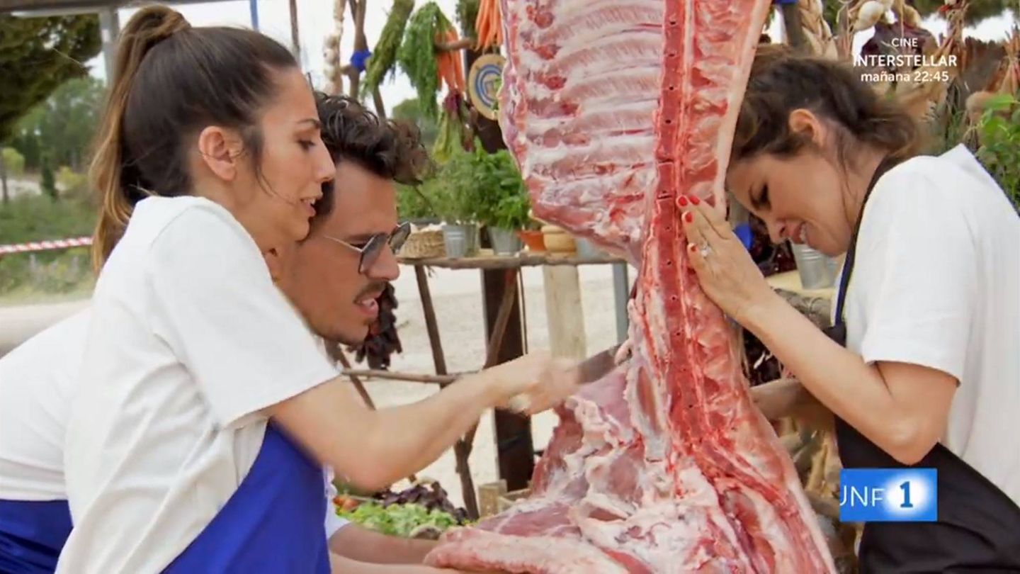 Concursantes deshuesando un cerdo. (RTVE)